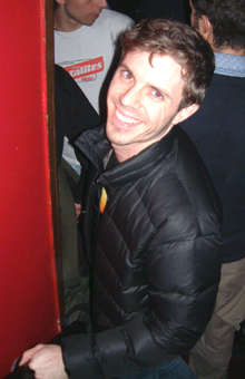 DAME UNAS TIJERAS QUE QUIERO UN TROZITO DE JAKE SHEARS!!!!!!!!!!!!!!!!!